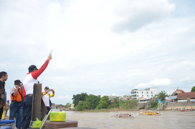 Walikota membuka start lomba pacu perahu